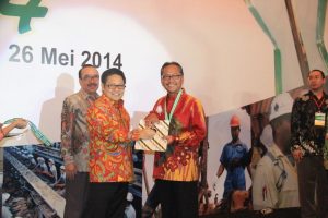 Walikota Cirebon Raih Penghargaan Keselamatan Dan Kesehatan Kerja ( K3 )
